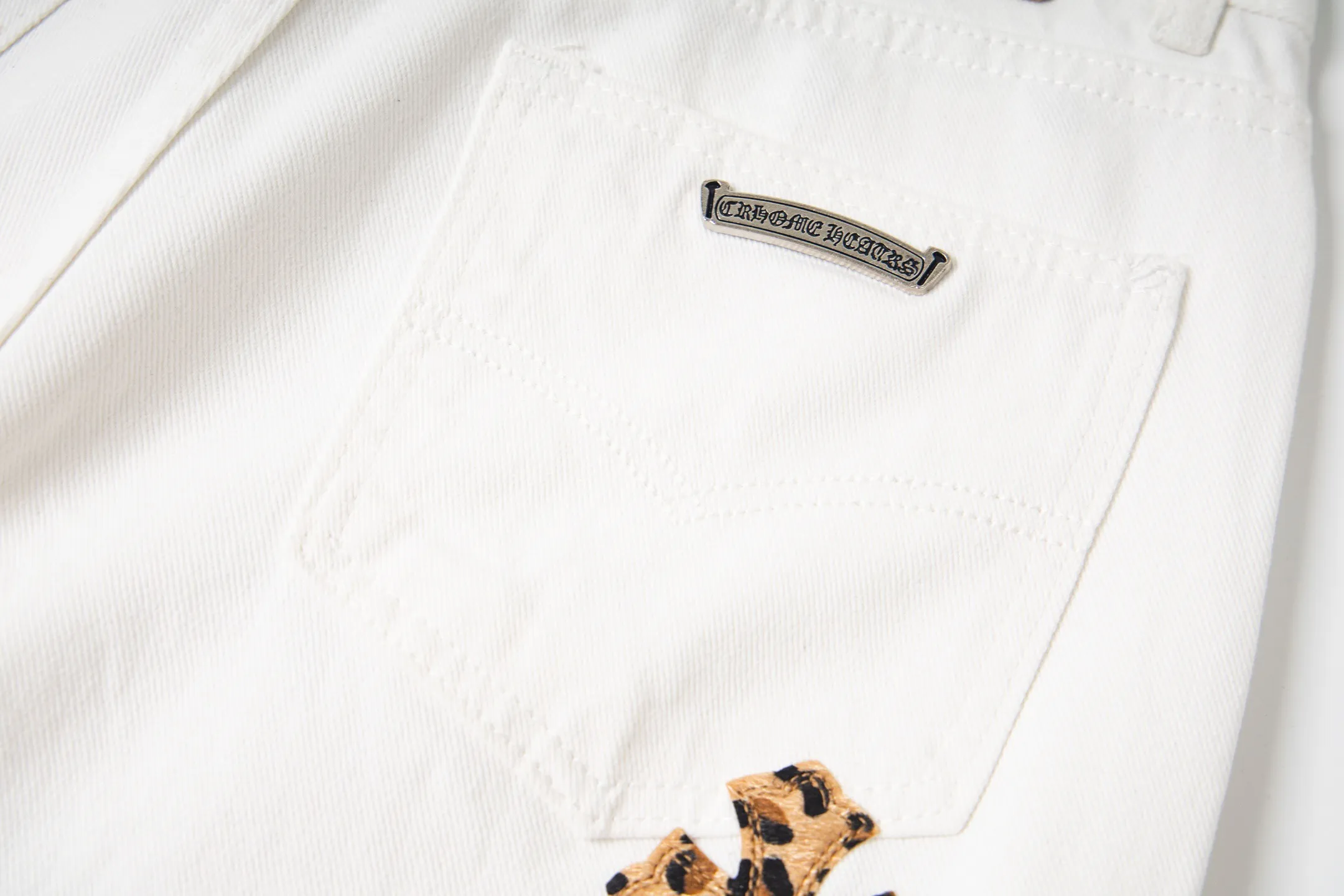 P240 Chrome Hearts & Chrome Hearts high street jeans with leopard print and vintage graffiti paintings on a white background. Chrome Hearts are the most popular pants in color. Made of beaded canvas fabric, heavy washing makes the upper body of the fabric more textured and the pants are tall and straight! The three-dimensional cutting of the whole trousers is a masterpiece! The hardware is customized by zp. The beaded canvas fabric is thick and soft after being washed. It has good breathability. Customized small leather label. Unique design. The details are simple and elegant, and the workmanship is exquisite. The whole trousers are neatly routed and the details are in place! Trendy people have been disappointed. From the quality selection of fabrics, the tailoring of details, and the matching of patterns, everything is impeccable! The upper body is so handsome when worn...it can be easily worn by men, women and children! The craftsmanship is made of heavy-duty washed pure cotton denim fabric. After washing, it is soft and thick. It is very stylish when worn on the body. Style number: 1782# Color: white Size: 28 30 32 34 (S-XL)
